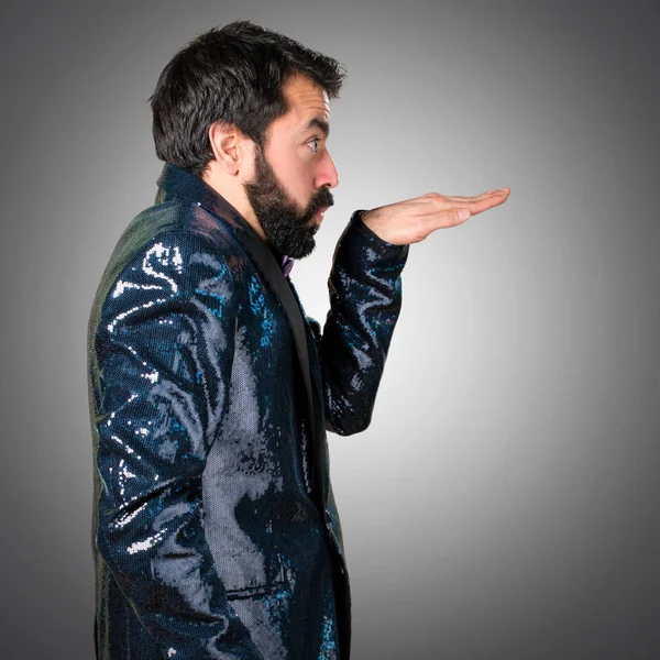 Payet ceket gri arka plan üzerinde dans ile yakışıklı adam