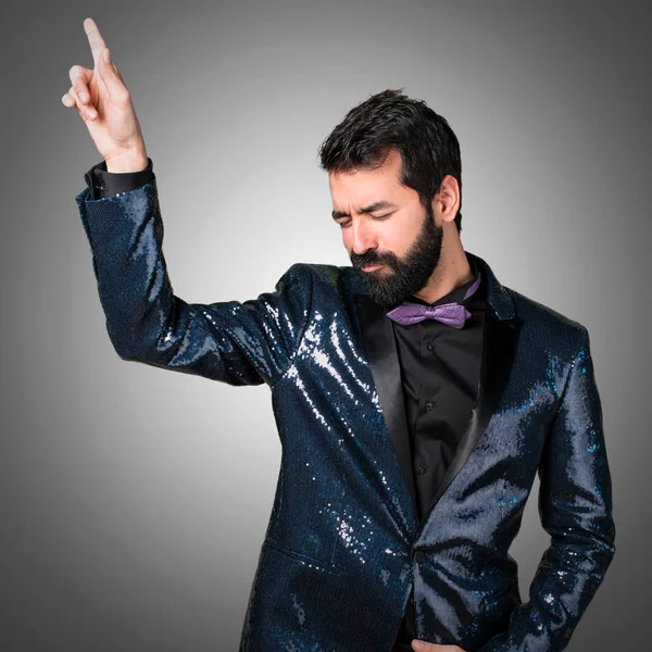 Payet ceket gri arka plan üzerinde dans ile yakışıklı adam