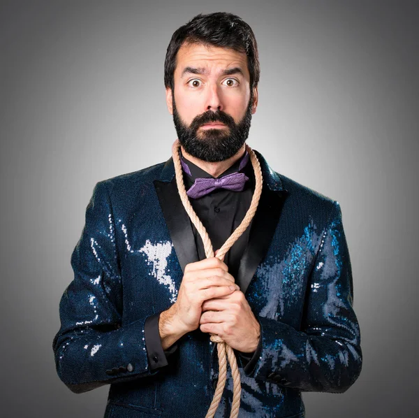 Slipknot gri arka plan üzerinde boynuna ceketle payet ile yakışıklı adam