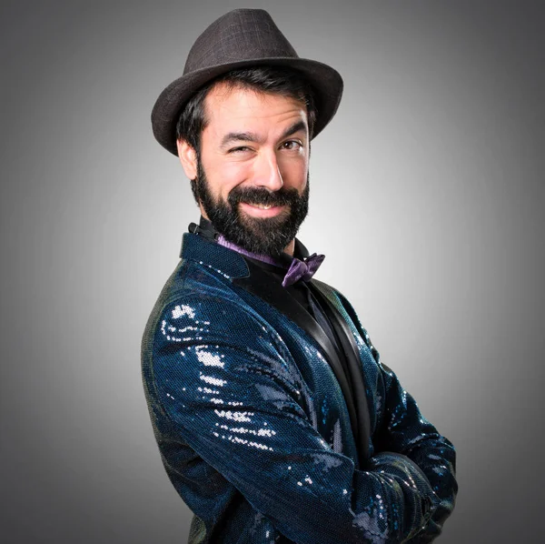 Payet ceket gri arka plan üzerinde şapkalı olan yakışıklı adam