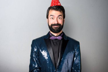 Payet ceket gri arka plan üzerine bir parti ile yakışıklı adam