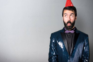 Payet ceket gri arka plan üzerine bir parti ile yakışıklı adam