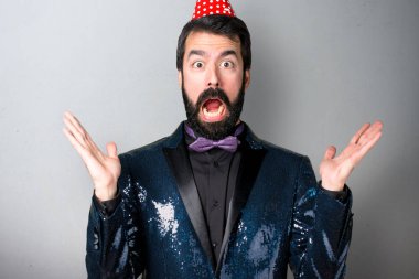 Payet ceket gri arka plan üzerine bir parti ile yakışıklı adam