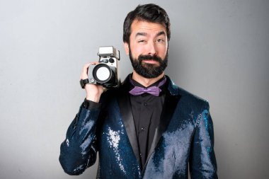 Payet ceket gri arka plan üzerinde filme ile yakışıklı adam