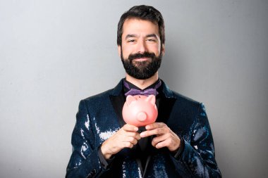 Payet ceket gri arka plan üzerinde bir servet holding ile yakışıklı adam