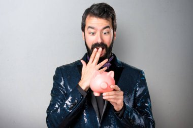 Payet ceket gri arka plan üzerinde bir servet holding ile yakışıklı adam