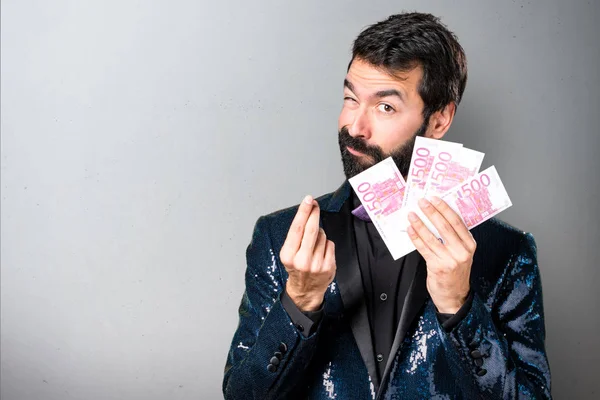Schöner Mann Mit Paillettenjacke Nimmt Viel Geld Auf Grauem Hintergrund — Stockfoto