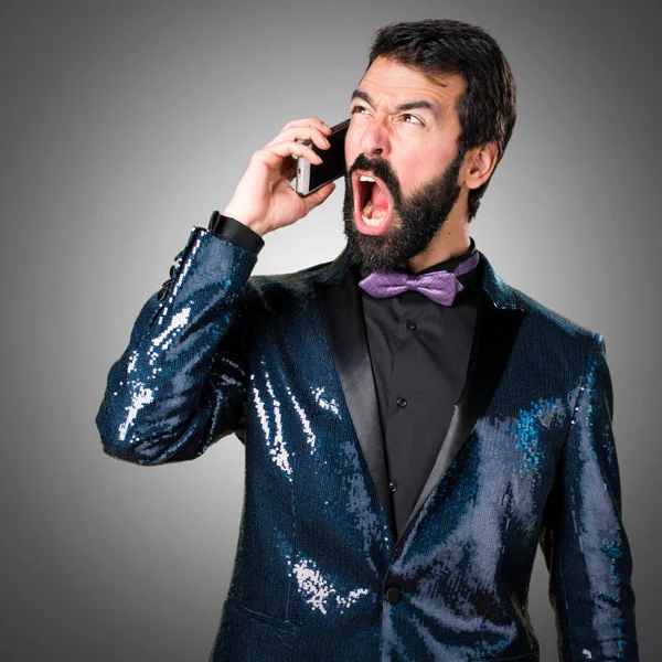 Hombre Guapo Con Chaqueta Lentejuelas Hablando Con Móvil Sobre Fondo —  Fotos de Stock