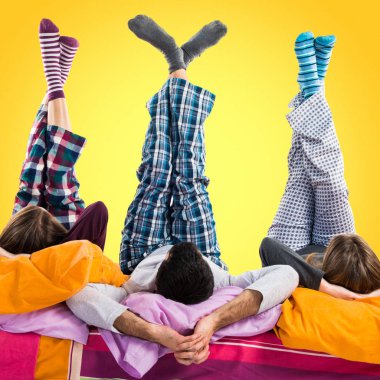 Bir yatakta üç arkadaş