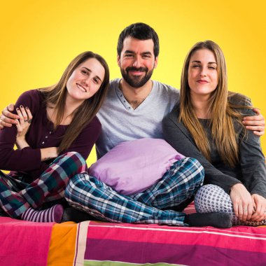 Bir yatakta üç arkadaş
