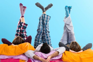 Bir yatakta üç arkadaş