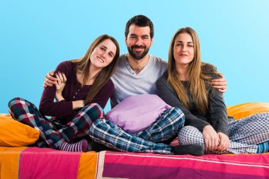 Bir yatakta üç arkadaş