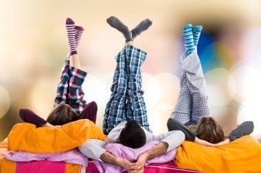 Bir yatakta üç arkadaş