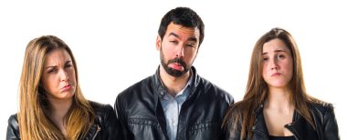 Üç arkadaş birlikte poz 