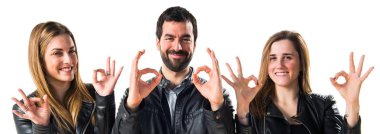 Üç arkadaş ok işareti yapmak