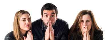 Siyah deri yalvaran ile üç arkadaş