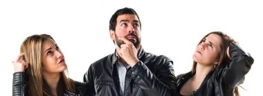 Üç arkadaş birlikte poz 