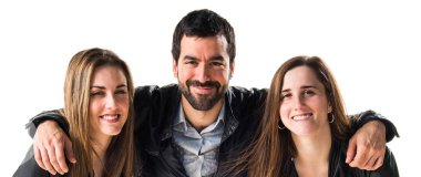 Siyah deri ile üç arkadaş