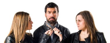 Kızlar bıçakla tehdit eden bir adam