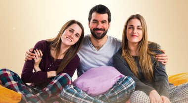 Bir yatakta üç arkadaş