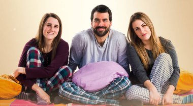 Bir yatakta üç arkadaş