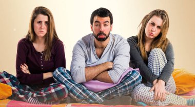 Üzgün arkadaş yatakta