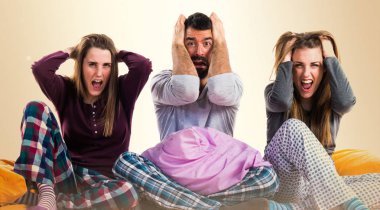 bir yatak üzerinde hayal kırıklığına arkadaşlar