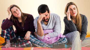 bir yatak üzerinde hayal kırıklığına arkadaşlar