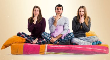 Sürpriz jest yapıyor bir yatakta üç arkadaş