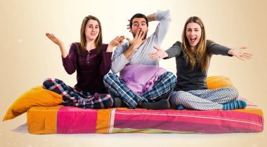 Sürpriz jest yapıyor bir yatakta üç arkadaş