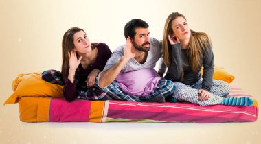 Bir şey dinlerken bir yatakta üç arkadaş