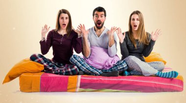 Sürpriz jest yapıyor bir yatakta üç arkadaş