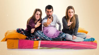 Üç arkadaş birlikte poz 