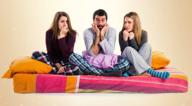 Yatakta korkmuş insanlar