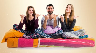 Başparmak ile bir yatakta üç arkadaş