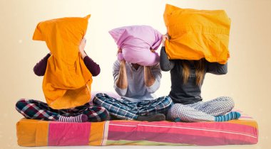 Yastıklarını saklanıyor bir yatakta üç arkadaş