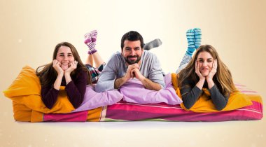 Bir yatakta üç arkadaş