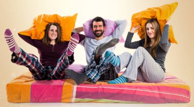 Bir yatakta üç arkadaş