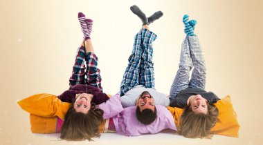 Bir yatakta üç arkadaş