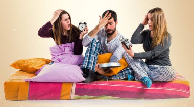 Vintage saat tutan bir yatakta üç arkadaş