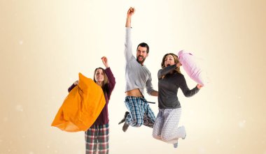 Yatağın üstüne atlama arkadaşlar