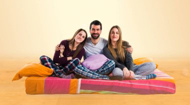 Bir yatakta üç arkadaş