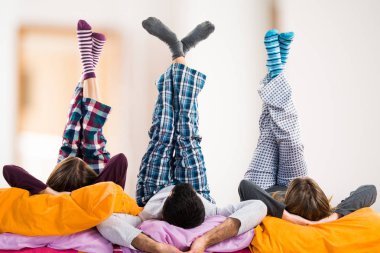 Bir yatakta üç arkadaş