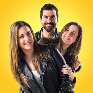 Siyah deri ile üç arkadaş