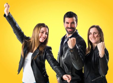 Üç arkadaş birlikte poz 