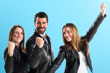 Üç arkadaş birlikte poz 