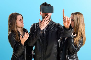 VR gözlüklü adam.