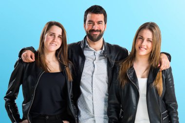 Siyah deri ile üç arkadaş