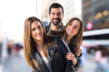 Siyah deri ile üç arkadaş