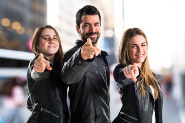 Arkadaşlar açık için işaret